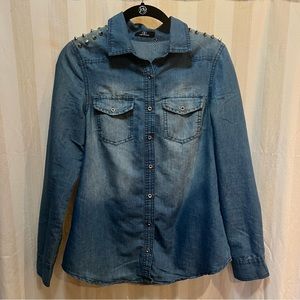 Studded shoulder lightweight button up